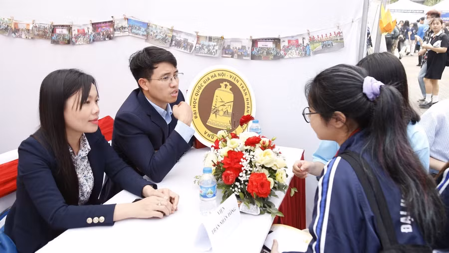 Sinh viên Trường Đại học Khoa học Xã hội và Nhân văn (Đại học Quốc gia Hà Nội) tham gia ứng tuyển việc làm tại Ngày hội việc làm - Kết nối nhà tuyển dụng năm 2024. Ảnh: Nguyễn Liên