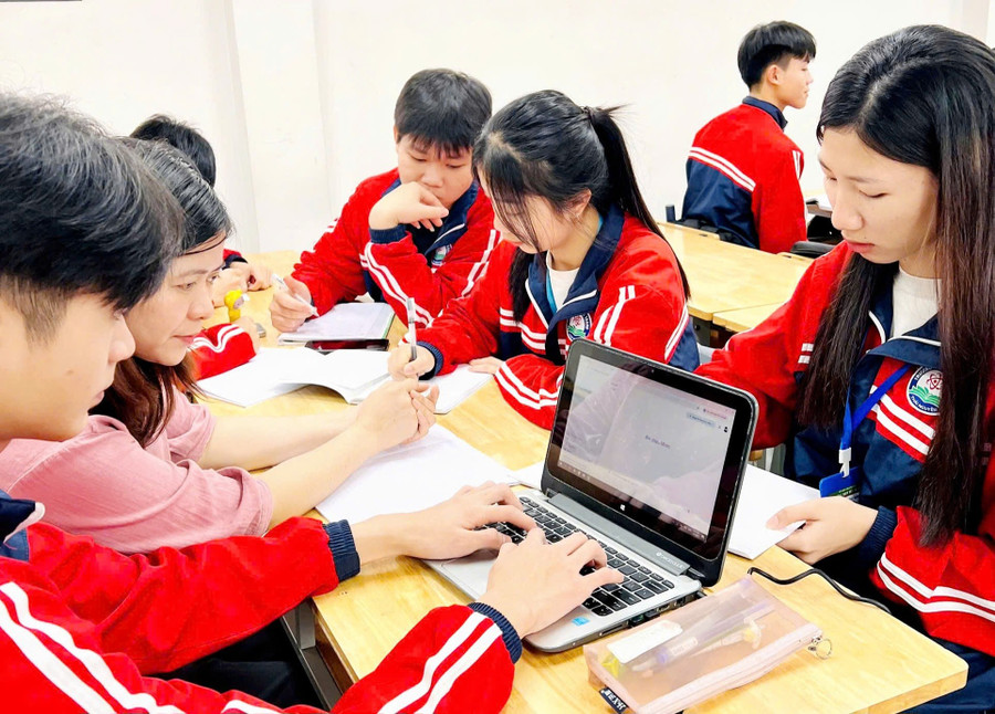 Cô và trò Trường THPT Tức Tranh (Phú Lương, Thái Nguyên) trao đổi về cách ứng dụng AI vào học môn Ngữ văn.