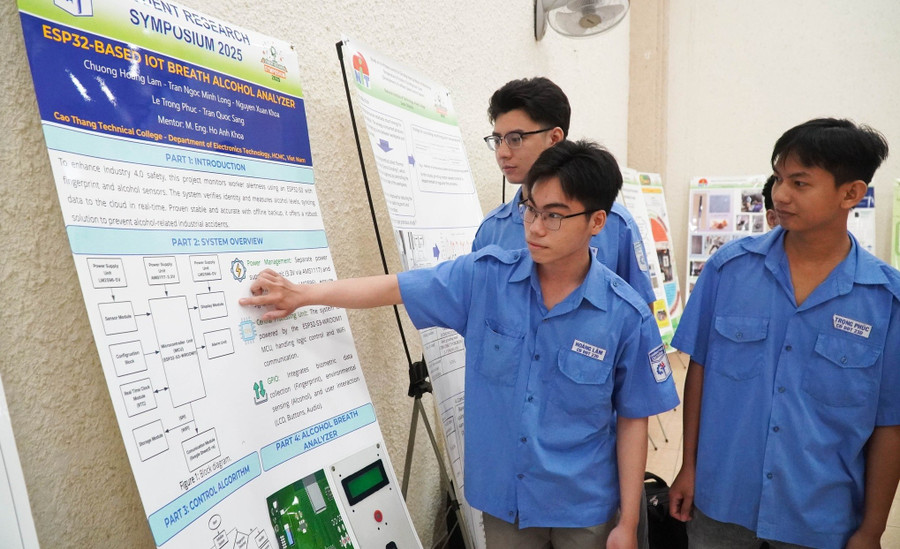 Sinh viên Trường Cao đẳng Kỹ thuật Cao Thắng tại buổi giao lưu nghiên cứu khoa học với sinh viên Nhật Bản. 