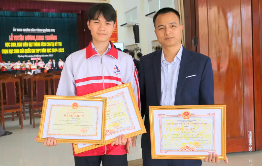 Em Lê Minh Nhật cùng thầy Nguyễn Thần Phong - giáo viên môn Tin học, người hướng dẫn, bồi dưỡng đội tuyển. 