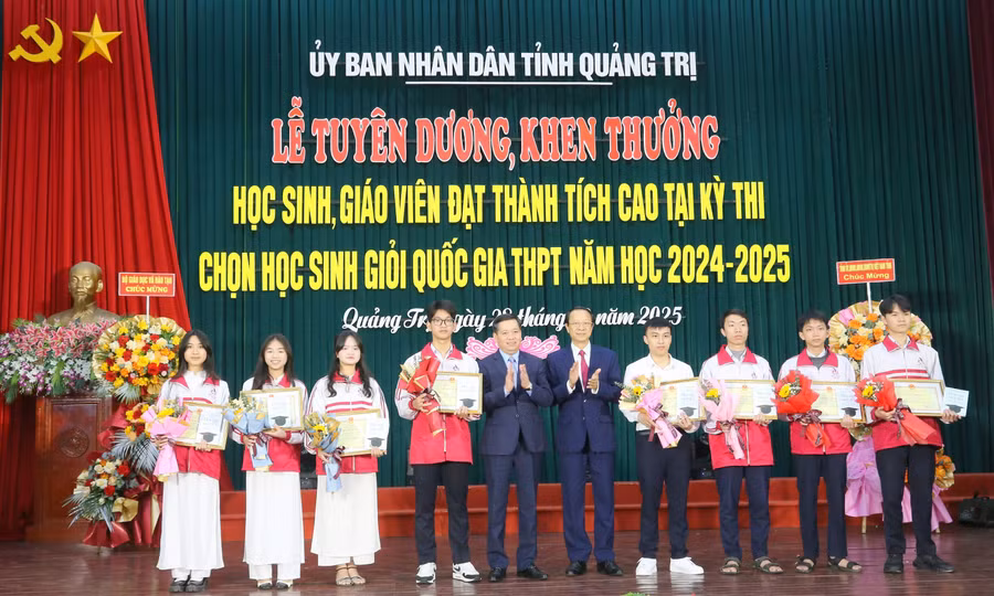 nam-sinh-3-nam-lien-gianh-giai-hoc-sinh-gioi-quoc-gia-1.jpg