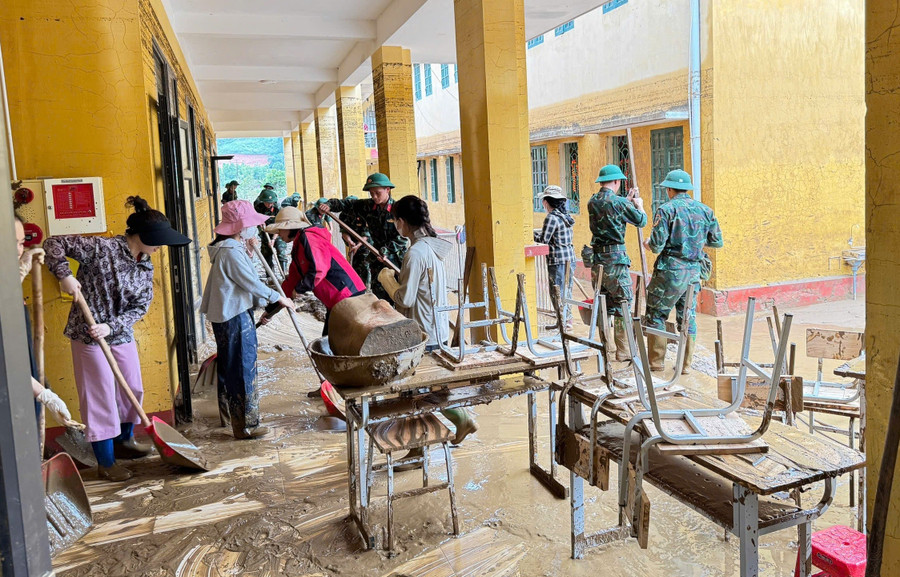 Lực lượng vũ trang và chính quyền địa phương xã Mỏ Vàng (Lào Cai) gấp rút vệ sinh trường lớp sau khi bão số 10 (Bualoi) đi qua. gong-minh-khac-phuc-hau-qua-2.jpg