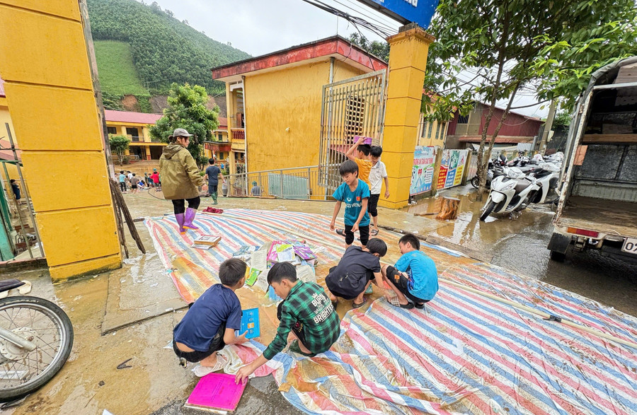 Học sinh Trường PTDTBT THCS Mỏ Vàng tham gia khắc phục hậu quả do mưa lũ để sớm được đến trường. gong-minh-khac-phuc-hau-qua-3.jpg