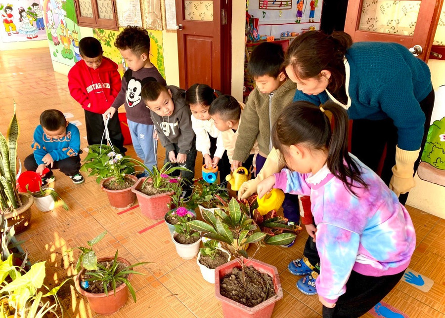 Những hành động tưởng chừng nhỏ bé như trồng lại chậu cây chính là sợi dây nối trẻ trở lại với cuộc sống. Ảnh minh họa: INT