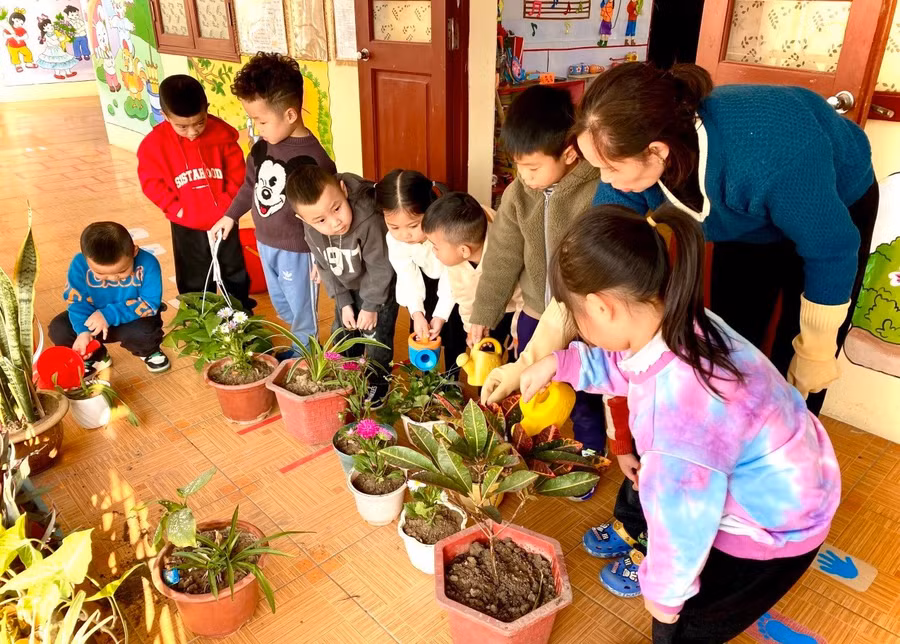 Những hành động tưởng chừng nhỏ bé như trồng lại chậu cây chính là sợi dây nối trẻ trở lại với cuộc sống. Ảnh minh họa: INT 