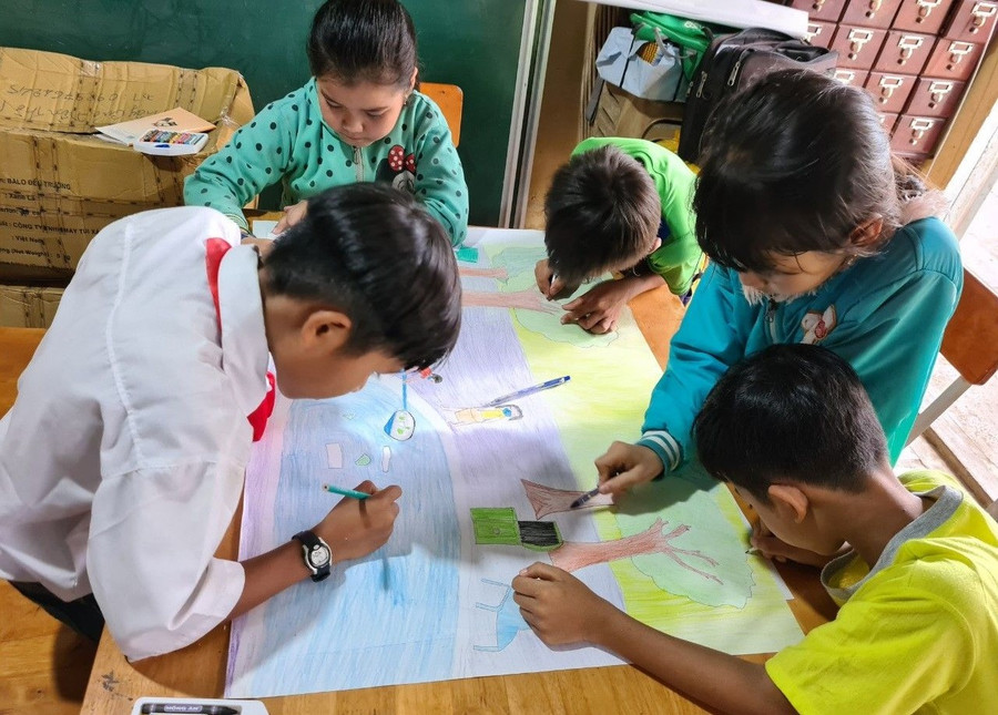 Vẽ tranh là một biện pháp “tự chữa lành” của trẻ em. Ảnh: Trường Tiểu học Lương Nghĩa 3 dung-lai-binh-yen-sau-thien-tai-3.jpg