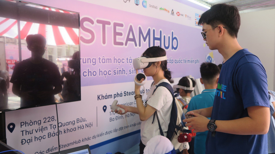 Học sinh trải nghiệm công nghệ tham gia hoạt động tương tác tại STEAMESE Festival 2025. Ảnh minh họa: INT
