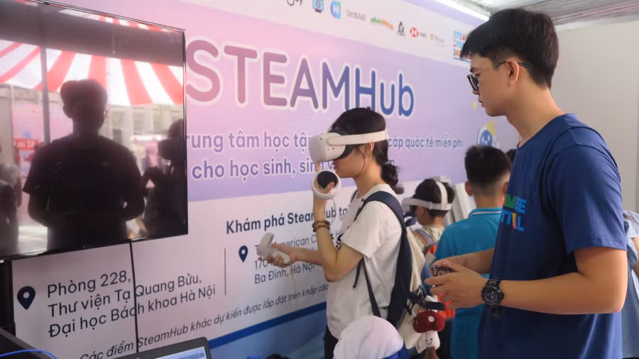 Học sinh trải nghiệm công nghệ tham gia hoạt động tương tác tại STEAMESE Festival 2025. Ảnh minh họa: INT