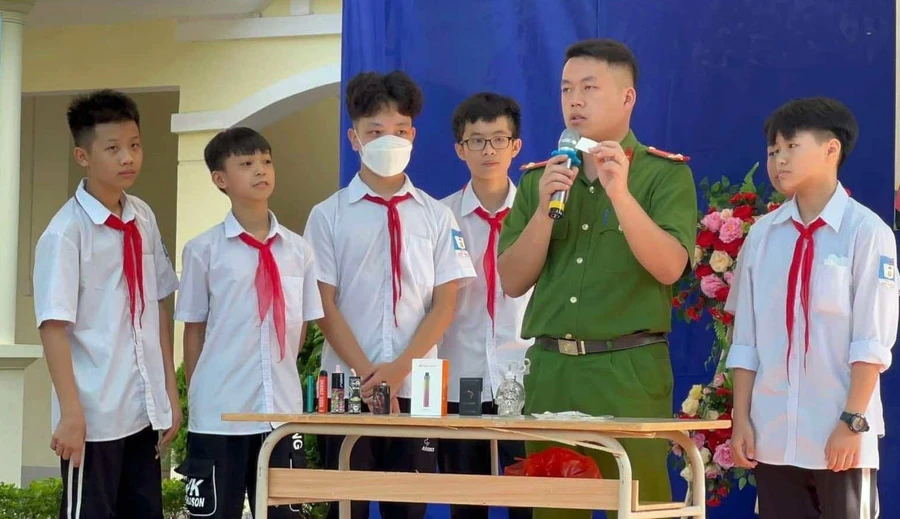 Trường THCS Hợp Giang (Cao Bằng) mời công an tuyên truyền về phòng, chống tác hại của thuốc lá. Ảnh: NTCC