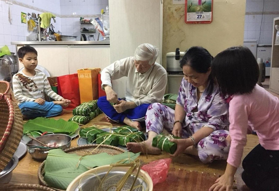 Tổng Bí thư, Chủ tịch nước Nguyễn Phú Trọng và Phu nhân Ngô Thị Mận cùng các cháu quây quần gói bánh chưng ngày 27 Tết Kỷ Hợi 2019.