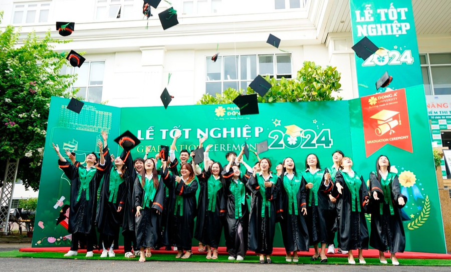 Sinh viên Trường Đại học Đông Á tốt nghiệp năm 2024. Ảnh: NTCC van-bang-so-3.jpg