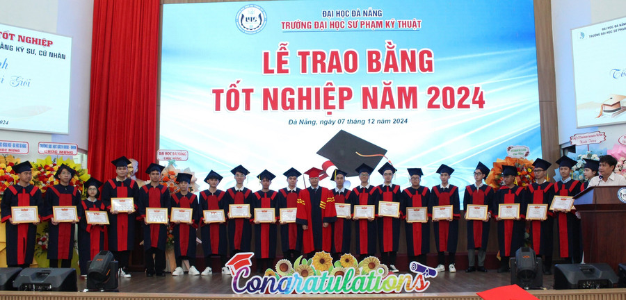 Trao bằng tốt nghiệp, giấy khen cho sinh viên Trường Đại học Sư phạm Kỹ thuật (Đại học Đà Nẵng) tốt nghiệp loại giỏi năm 2024. Ảnh: NTCC van-bang-so2.jpg