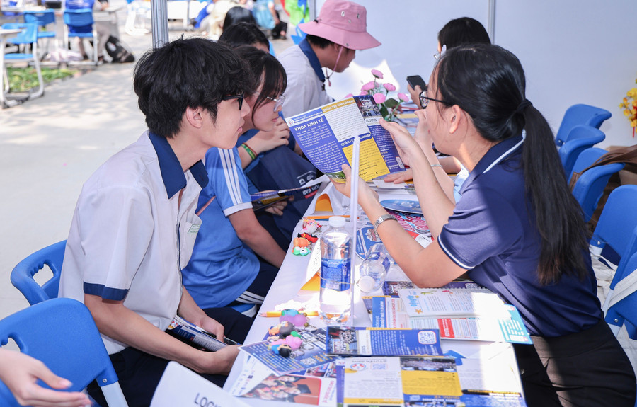 Học sinh tìm hiểu thông tin tuyển sinh năm 2026 tại Ngày hội tư vấn tuyển sinh - hướng nghiệp, diễn ra ở TPHCM tháng 1/2026. Ảnh: UTE