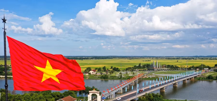 Cạnh cầu Hiền Lương lịch sử được phục dựng năm 2001 là cầu Hiền Lương bằng bê-tông cốt thép được Bộ Giao thông Vận tải xây dựng vào năm 1996, dài 230m, rộng 11,5m. Ảnh: Báo Nhân dân