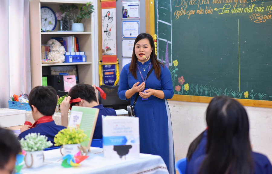 Thầy trò Trường THCS - THPT Ban Mai (Kiến Hưng, Hà Nội). Ảnh: NTCC