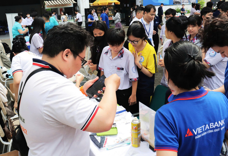 Sinh viên Trường Cao đẳng nghề Hoa Sen tiếp cận với nhà tuyển dụng. Ảnh: NTCC
