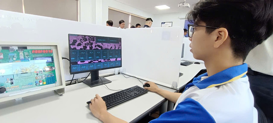 Sinh viên Trường Đại học Lạc Hồng (LHU) tham gia học tập, thực nghiệm trong phòng thực hành vi mạch bán dẫn. Ảnh: Quốc Hải