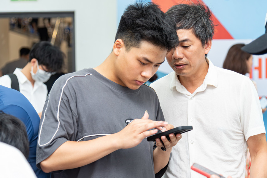 Thí sinh xác nhận nhập học vào Trường ĐH Phenikaa. Ảnh: NTCC