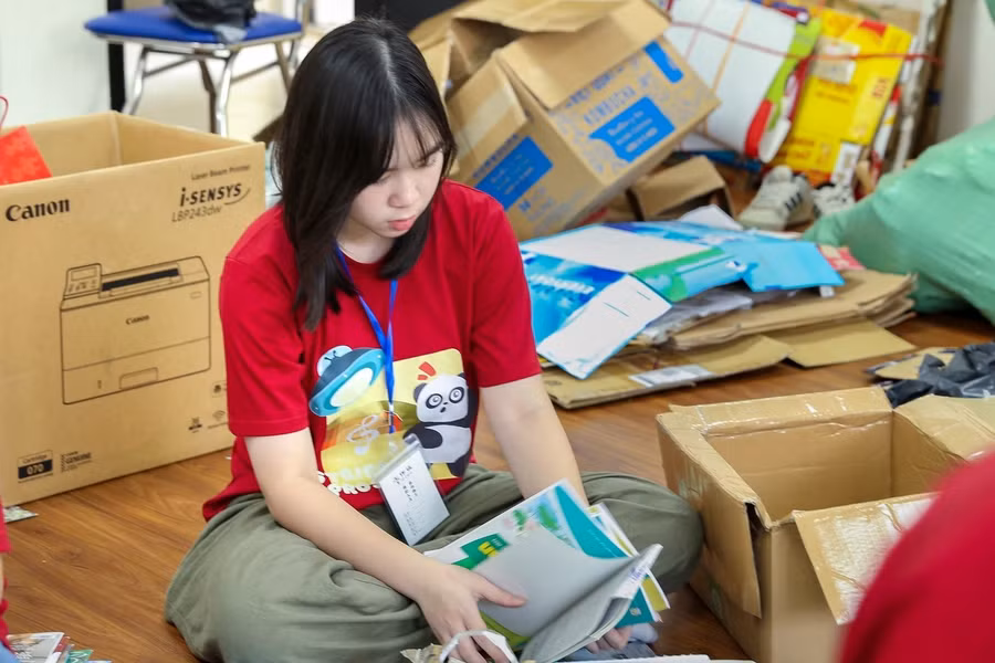 Các thành viên trong dự án phân loại giấy vụn tại sự kiện quyên góp giấy vụn “Lượm đây”.