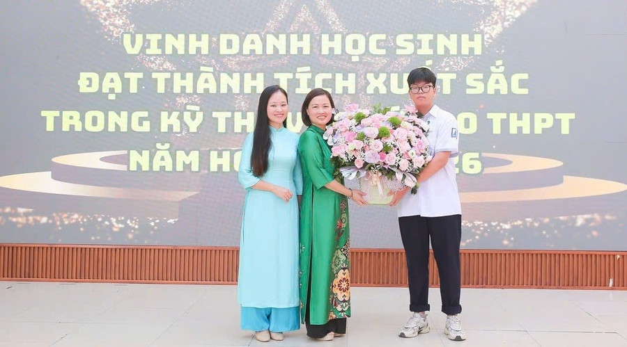Nhà giáo Đinh Thị Phương Anh (giữa) tại lễ vinh danh học sinh đạt thành tích cao thi vào lớp 10 THPT năm học 2025 - 2026. Ảnh: NVCC