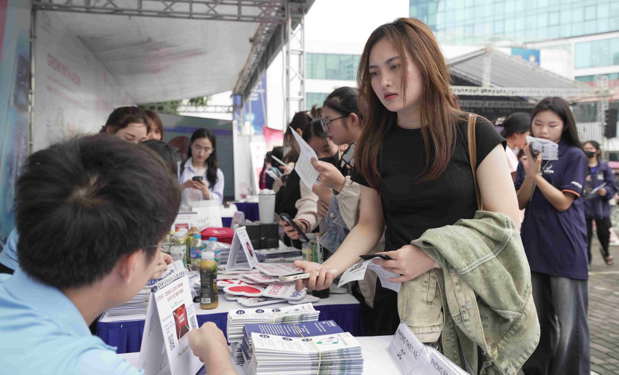 Sinh viên tiếp xúc với nhà tuyển dụng tại Phenikaa Career Fair. Ảnh: NTCC