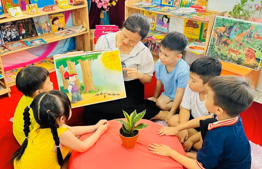 Một hoạt động giáo dục của cô và trò Trường Mầm non Thuận Giao tại KCN phường Thuận Giao (TPHCM). Ảnh: ITN