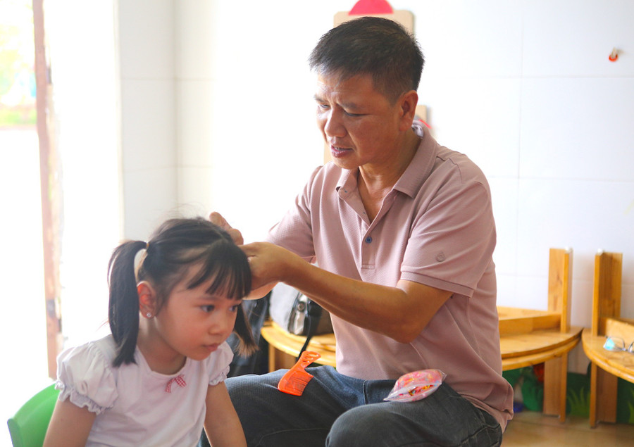 Thầy Đỗ Quang Tú luôn nhận được sự yêu mến của học sinh bằng sự tận tâm với nghề.