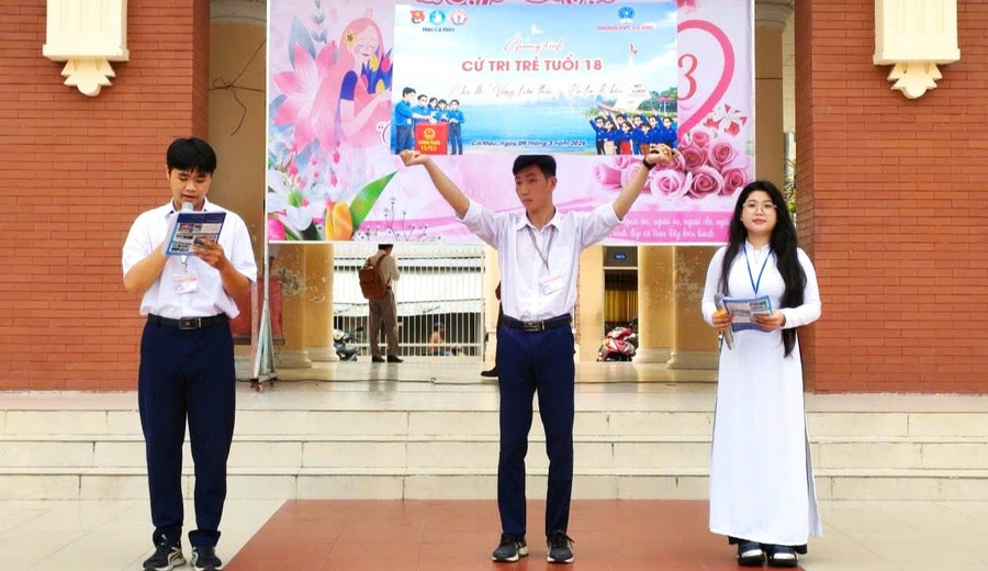 Hoạt động tuyên truyền chủ đề “Cử tri trẻ tuổi 18 - Vững kiến thức, tự tin đi bầu” tại Trường THPT Hồ Thị Kỷ (Cà Mau).