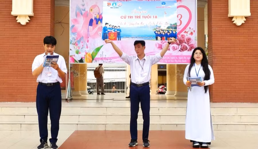 Hoạt động tuyên truyền chủ đề “Cử tri trẻ tuổi 18 - Vững kiến thức, tự tin đi bầu” tại Trường THPT Hồ Thị Kỷ (Cà Mau).