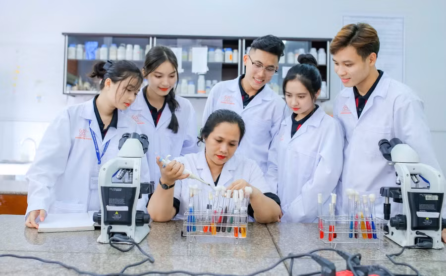 ThS Dương Nhật Linh cùng sinh viên Trường ĐH Mở TPHCM. Ảnh: L.N