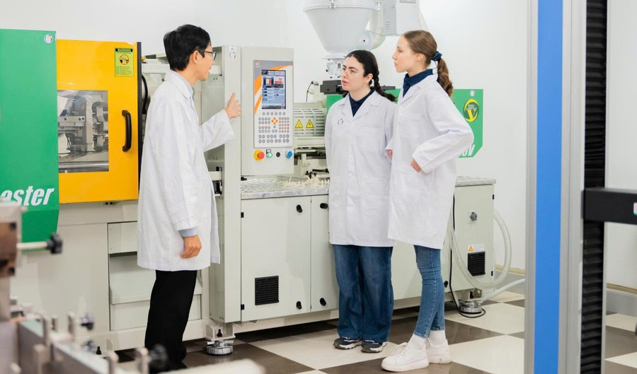 Giảng viên ĐH Phenikaa và sinh viên đến từ CHLB Đức học tập, trao đổi tại trường. Ảnh: NTCC