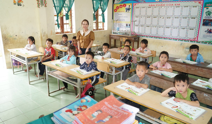Cô, trò Trường Phổ thông Dân tộc bán trú Tiểu học và THCS Nậm Càn (Na Ngoi, Nghệ An). Ảnh: Hồ Lài chu-dong-thich-ung-tong-boi-canh-moi-2.jpg