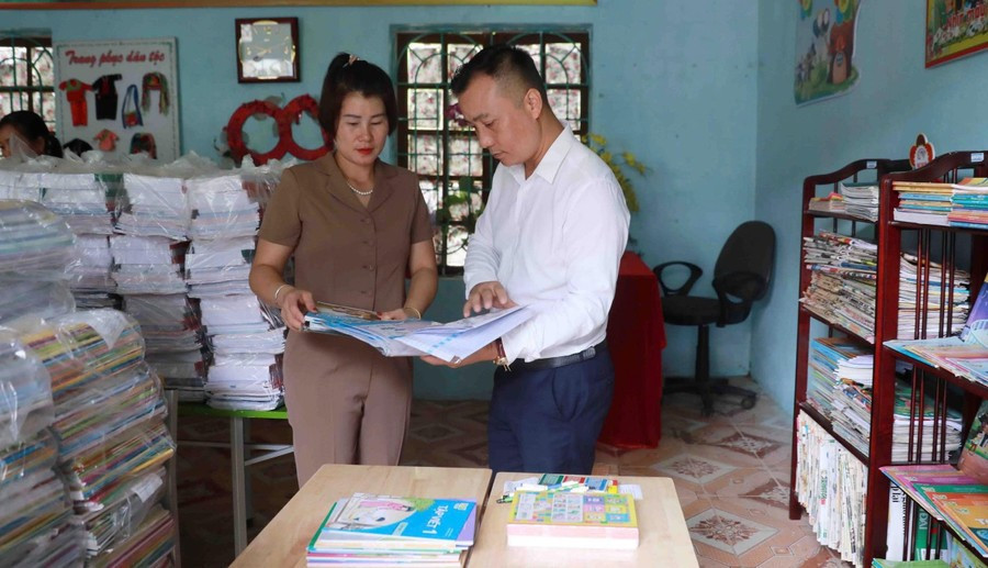 Trường Tiểu học Bản Giang (Tân Phong, Lai Châu) lựa chọn sách giáo khoa năm học 2024 - 2025. Ảnh: Hà Thuận chu-dong-thich-ung-tong-boi-canh-moi-1.jpg