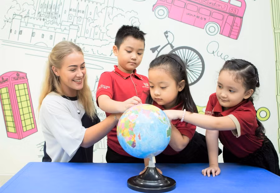 Qua những tiết học xuyên biên giới, học sinh được rèn luyện kỹ năng nghe - nói, giúp các em tự tin hơn trong giao tiếp. Ảnh: ITN