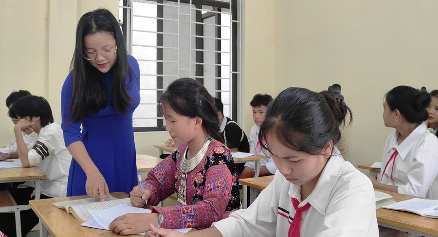 Cô và trò Trường PTDTBT-THCS Mường Lý (Mường Lát).