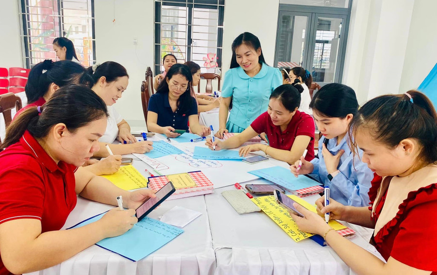 Giáo viên Trường Mầm non Bình Minh (Hải Châu, Đà Nẵng) sinh hoạt chuyên môn. Ảnh: NTCC