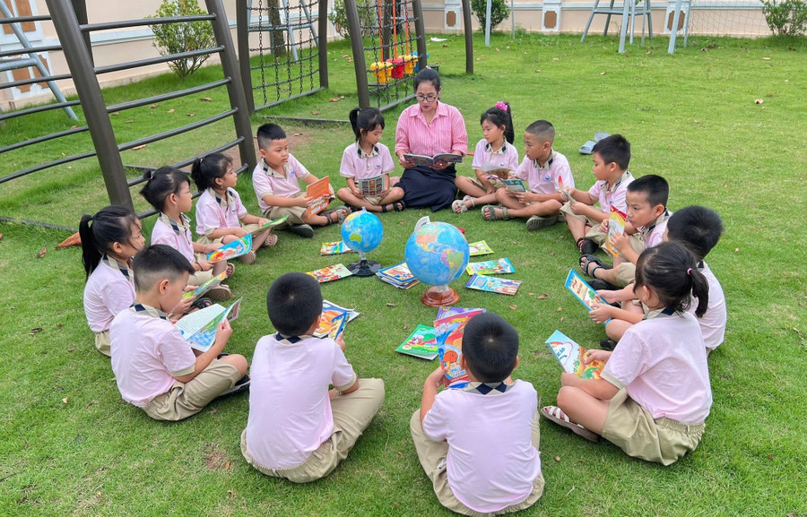 Học sinh Trường Tiểu học Cửa Nam (Nam Định, Ninh Bình) tham gia tiết học đọc sách ngoài trời. Ảnh: NTCC hien-ke-xay-dung-bo-sach-giao-khoa-thong-nhat.jpg