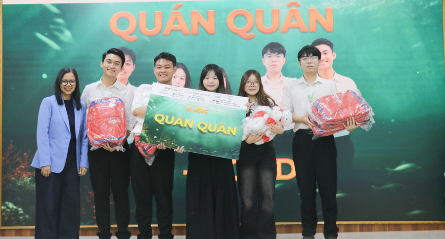 Nhóm sinh viên giành giải Quán quân toàn quốc cuộc thi Thử thách Sáng tạo Xã hội Việt Nam VSIC 2025. Ảnh: NTCC