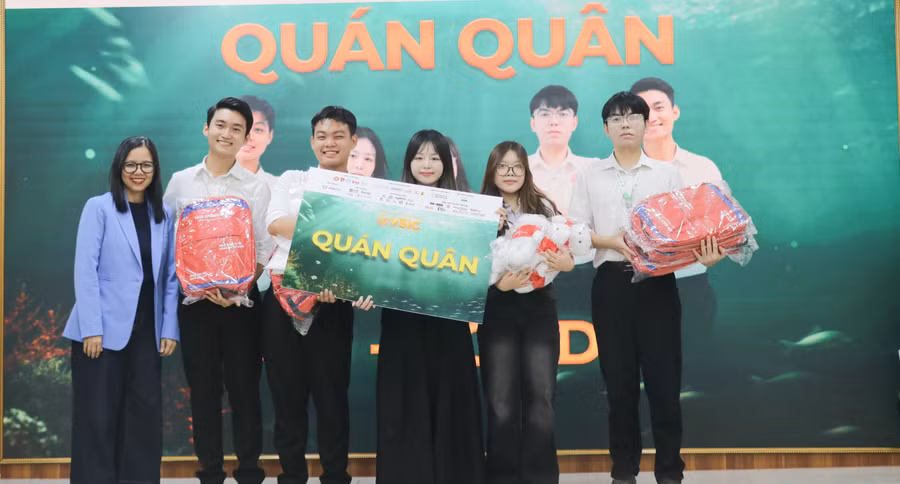 Nhóm sinh viên giành giải Quán quân toàn quốc cuộc thi Thử thách Sáng tạo Xã hội Việt Nam VSIC 2025. Ảnh: NTCC