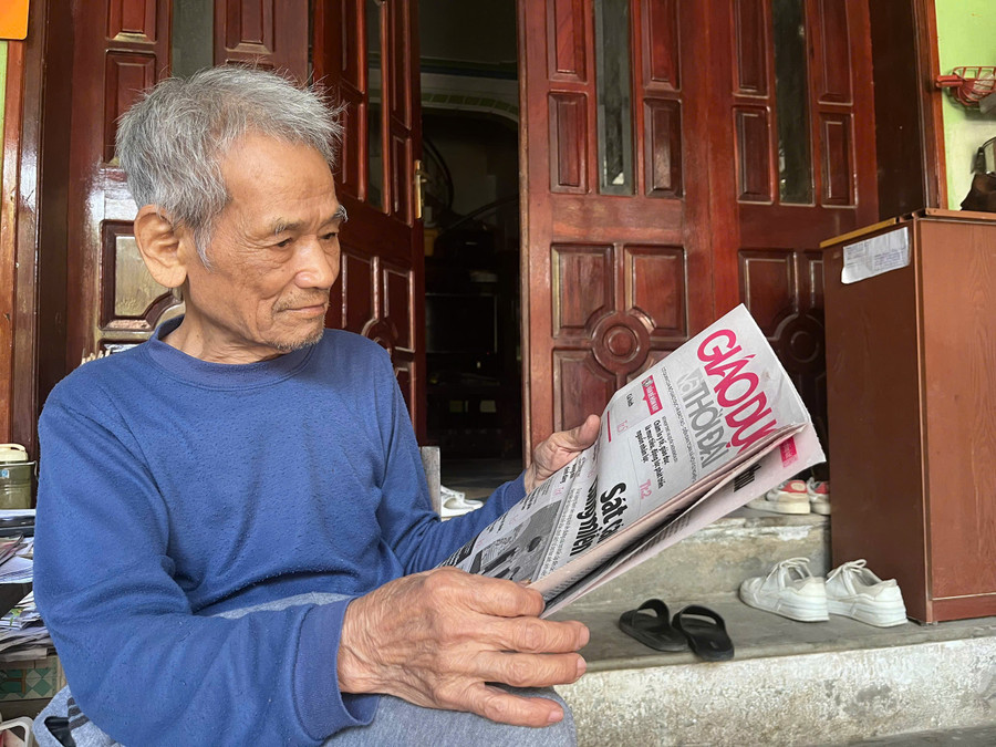 Ông Nguyễn Thiện Thuật vẫn giữ thói quen đọc báo mỗi ngày.