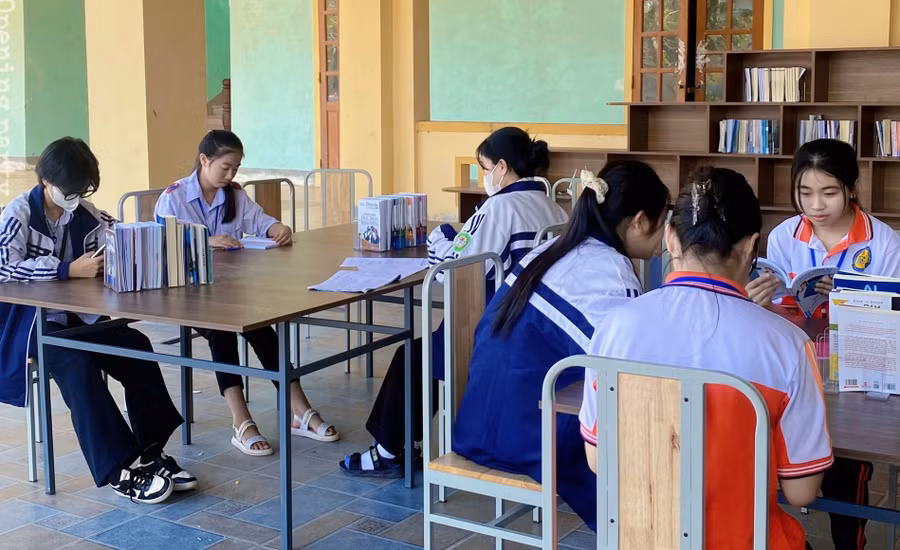 Học sinh đọc sách ở thư viện Trường THPT Nghi Lộc 2 (Nghi Mỹ, Nghi Lộc, Nghệ An). Ảnh: NVCC