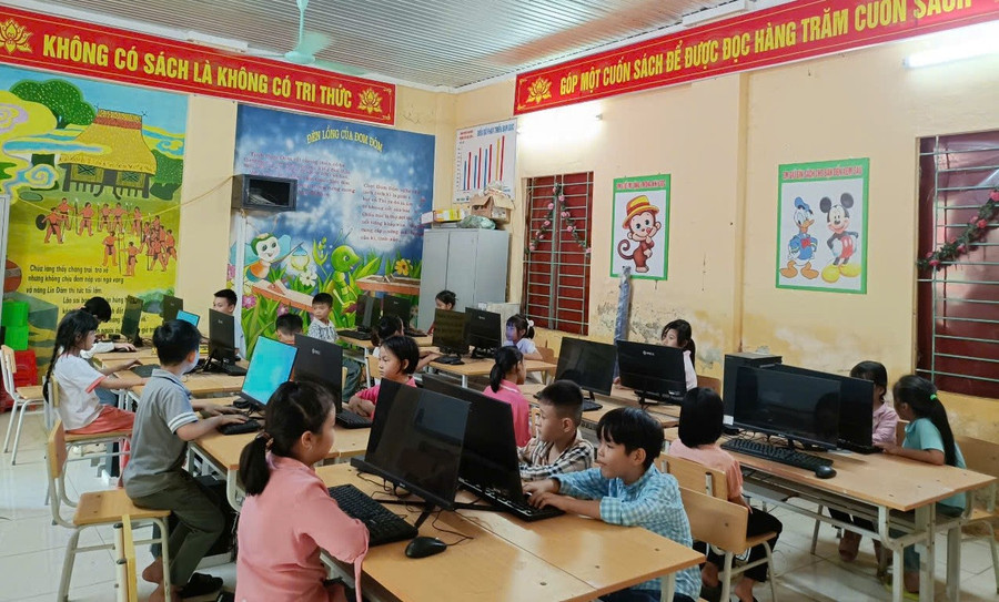 Học sinh Trường Tiểu học Lâm Xa, thị trấn Cành Nàng (huyện Bá Thước, Thanh Hóa) trong giờ Tin học. Ảnh: NTCC