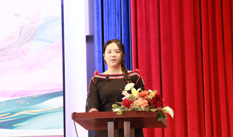 Em Thảo Chi B’Krông - học sinh Trường PTDT nội trú THPT N’Trang Lơng, Đắk Lắk chia sẻ ứng dụng AI vào học tập. Ảnh: TT hoc-tap-suot-doi-giua-dai-ngan-tay-nguyen-1.jpg