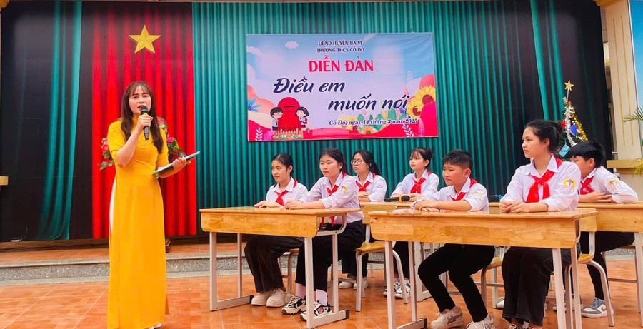 Cô và trò Trường THCS Cổ Đô (Ba Vì, Hà Nội) trong hoạt động ngoại khóa. Ảnh: Đình Tuệ