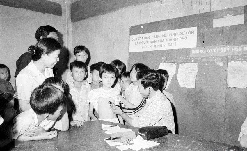 Sau ngày giải phóng, để đảm bảo sức khỏe cho nhân dân, các đoàn y tế của thành phố và các quận của Sài Gòn về tận phường, khóm khám bệnh và phát thuốc miễn phí cho nhân dân (7/1975). Ảnh: Đinh Quang Thành/TTXVN