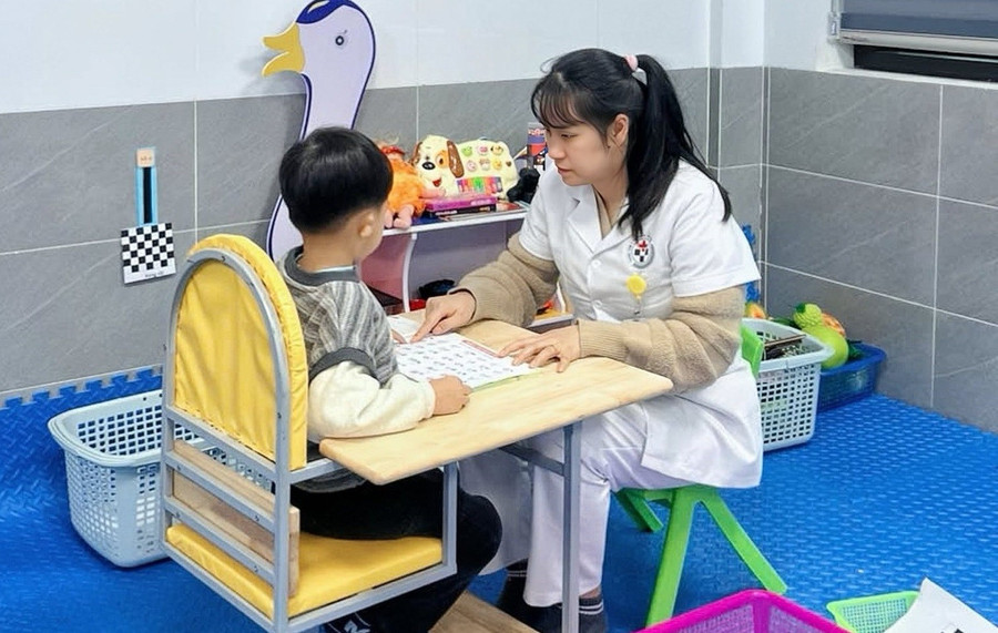 Bên cạnh nỗ lực của gia đình, các nguồn lực xã hội đóng vai trò quan trọng trong việc nâng đỡ phụ huynh và trẻ có nhu cầu đặc biệt. Ảnh minh họa: ITN.