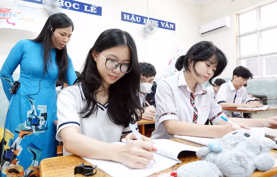 Học sinh lớp 12 TPHCM ôn thi những ngày trước Kỳ thi tốt nghiệp THPT 2025. Ảnh minh họa: INT