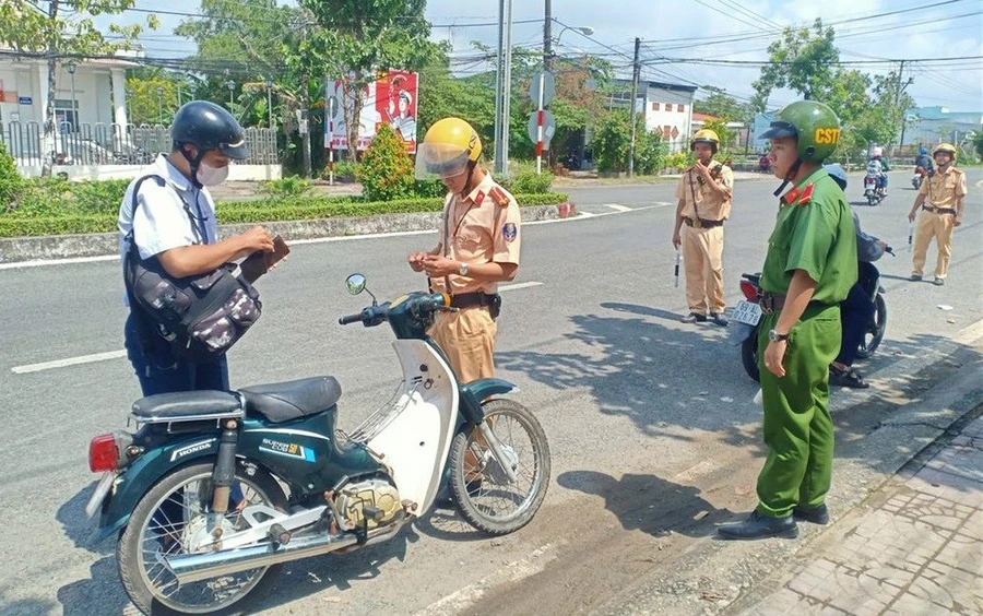 Lực lượng CSGT tỉnh Cà Mau kiểm tra, xử lý học sinh vi phạm Luật Giao thông. Ảnh: Q.M