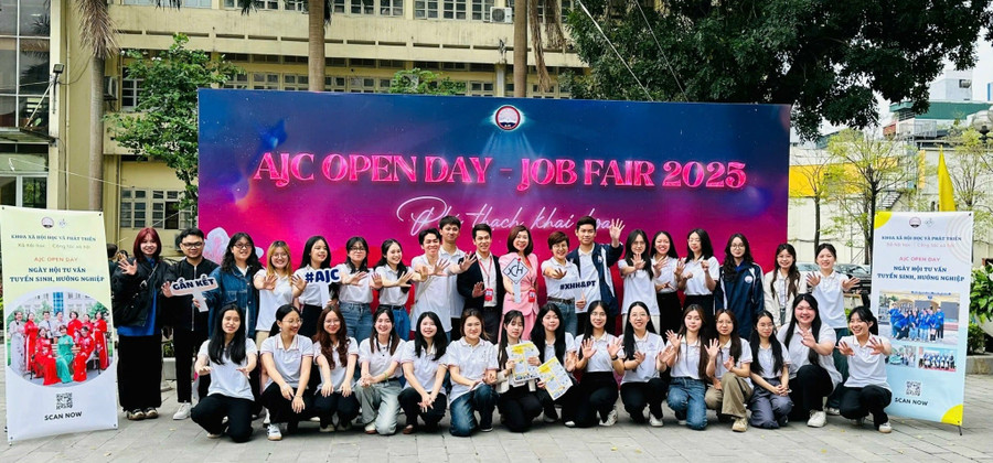 PGS.TS Nguyễn Thị Trường Giang chụp ảnh với đồng nghiệp và sinh viên.