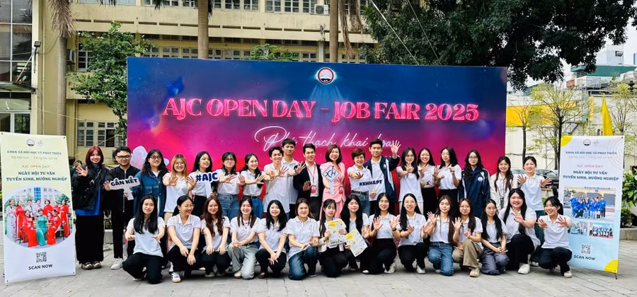 PGS.TS Nguyễn Thị Trường Giang chụp ảnh với đồng nghiệp và sinh viên.